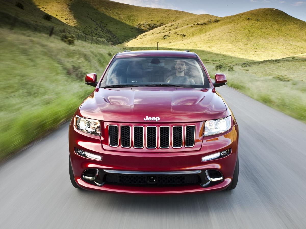 красный автомобиль джип Jeep Grand Cherokee SRT бесплатно