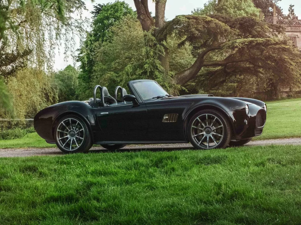 Автомобиль AC Cobra GT Родстер Roadster