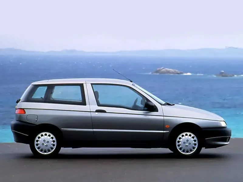 Автомобиль Alfa Romeo 145 I Хэтчбек (3 двери)