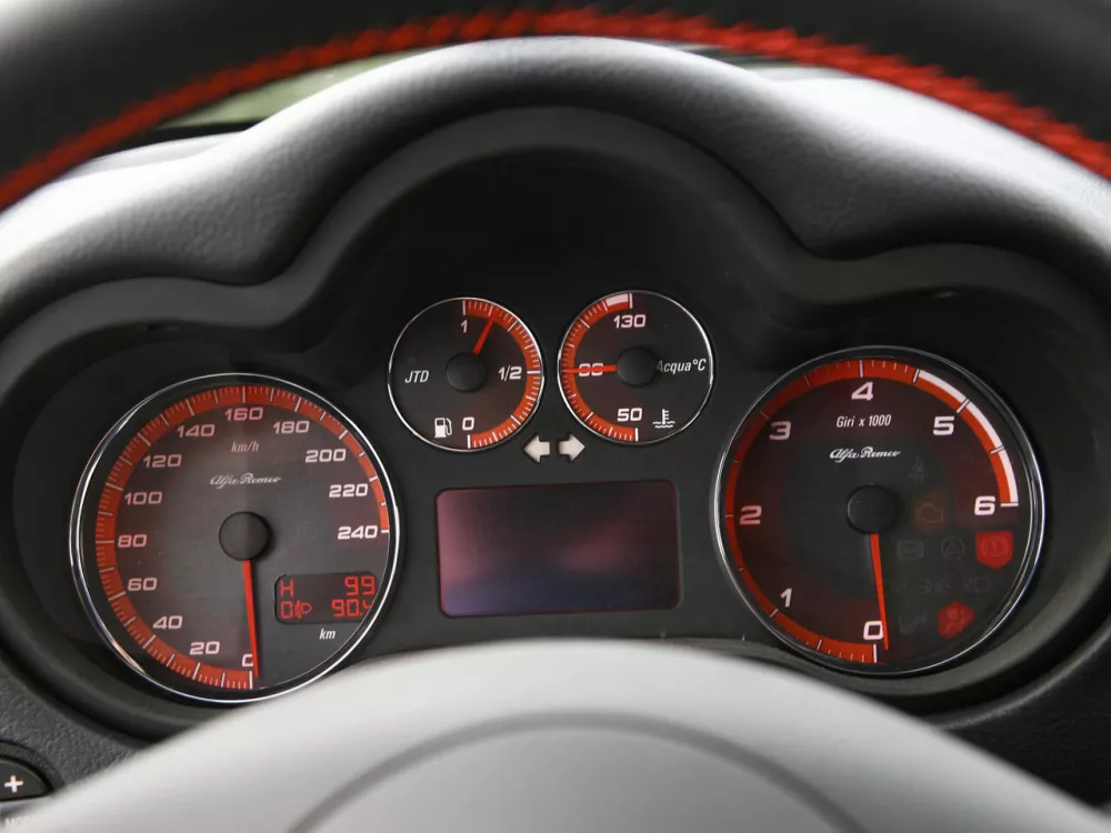 Автомобиль Alfa Romeo 147 I Рестайлинг Хэтчбек (3 двери)
