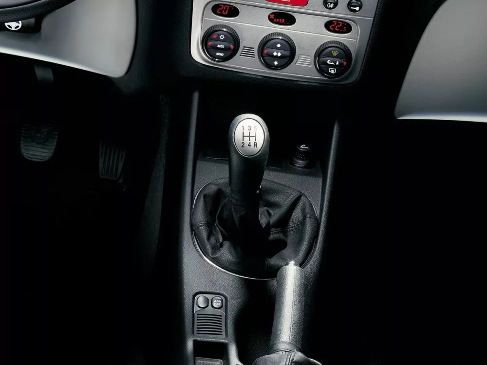 Автомобиль Alfa Romeo 147 I Хэтчбек (3 двери)