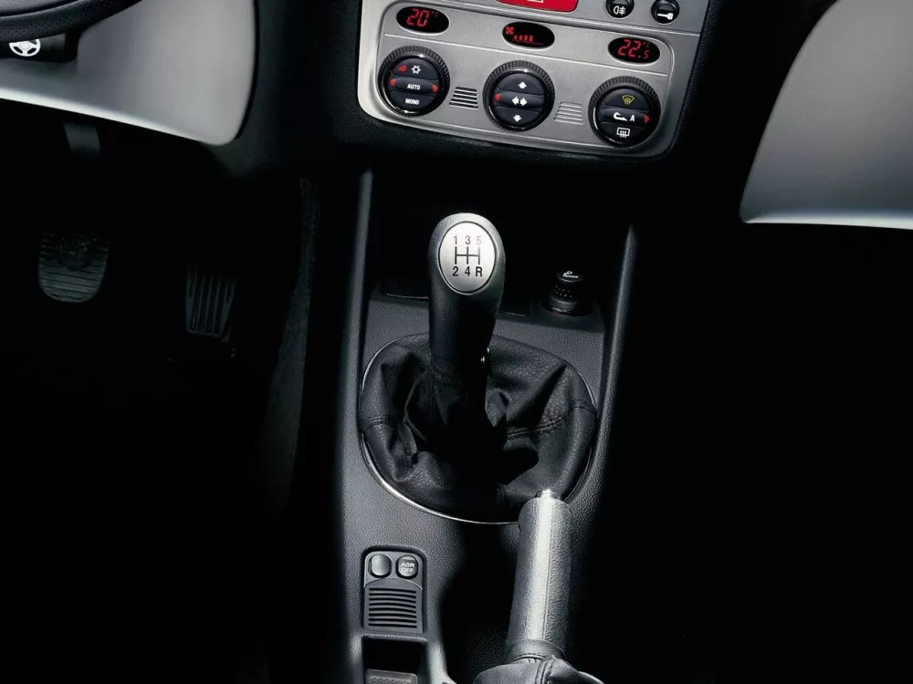 Автомобиль Alfa Romeo 147 I Хэтчбек (5 дверей)