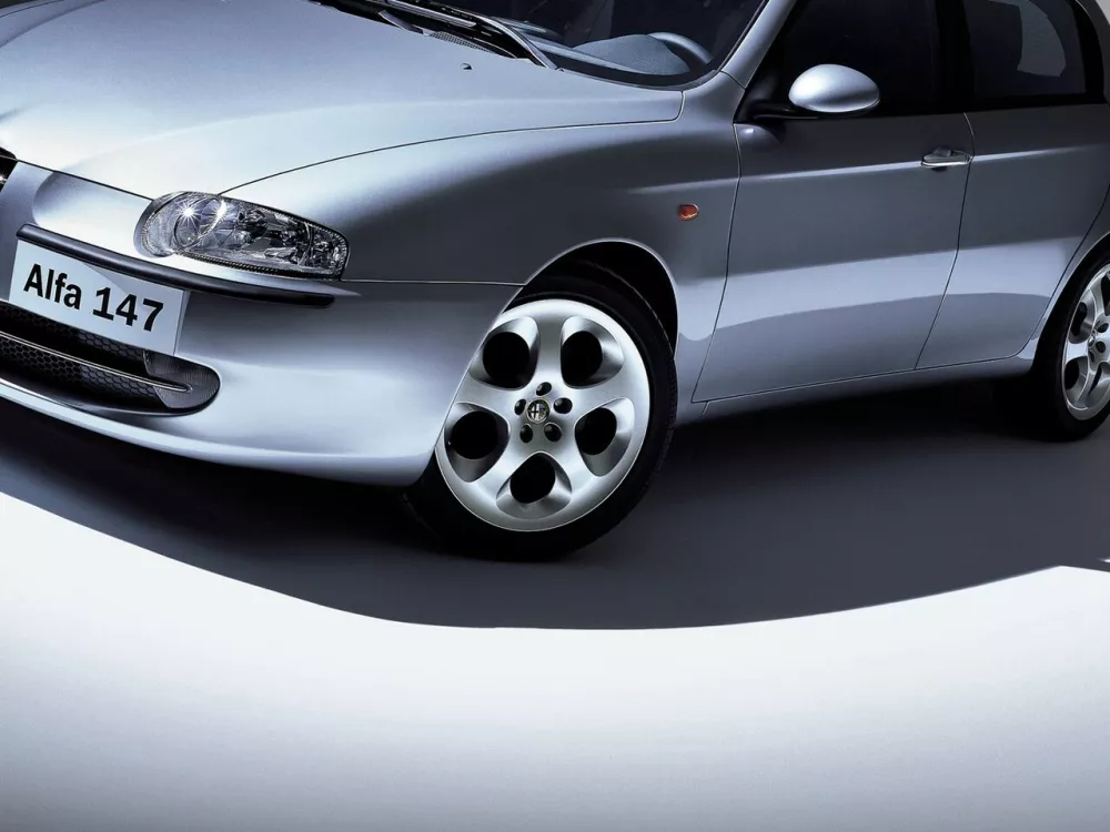 Автомобиль Alfa Romeo 147 I Хэтчбек (5 дверей)