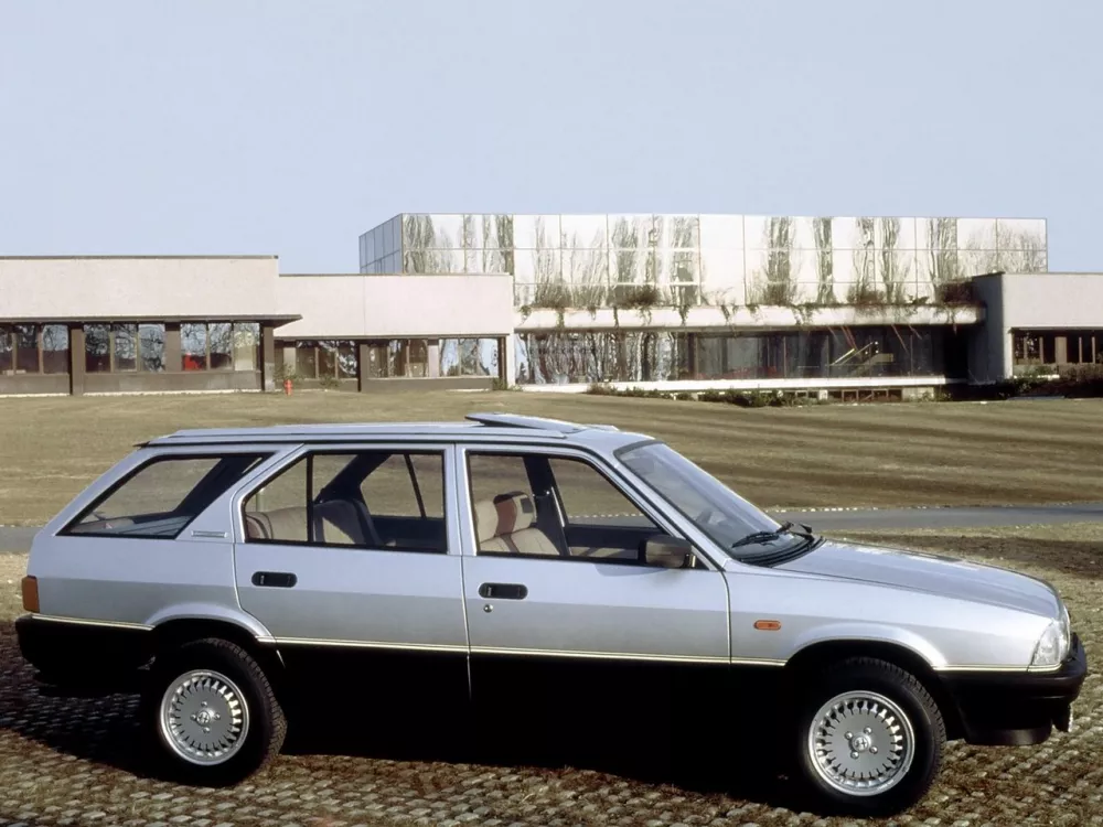 Автомобиль Alfa Romeo 33 I Универсал (5 дверей)