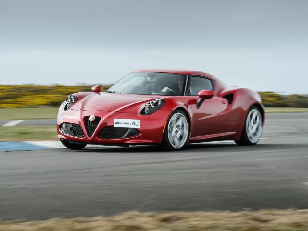 Автомобиль Alfa Romeo 4C Купе
