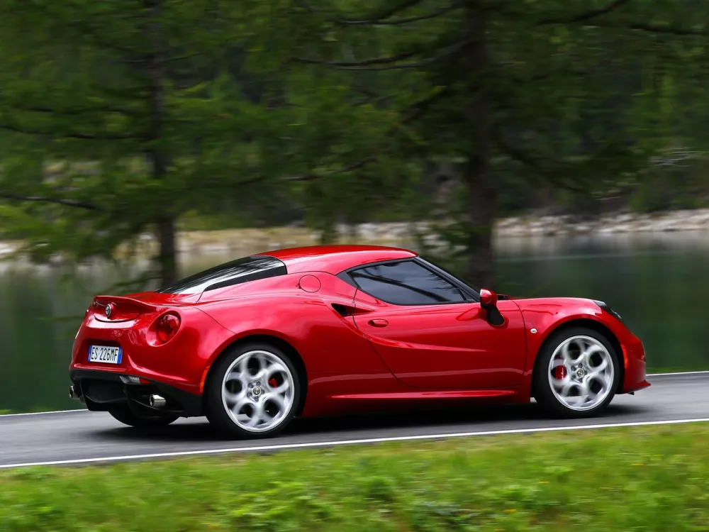 Автомобиль Alfa Romeo 4C Купе