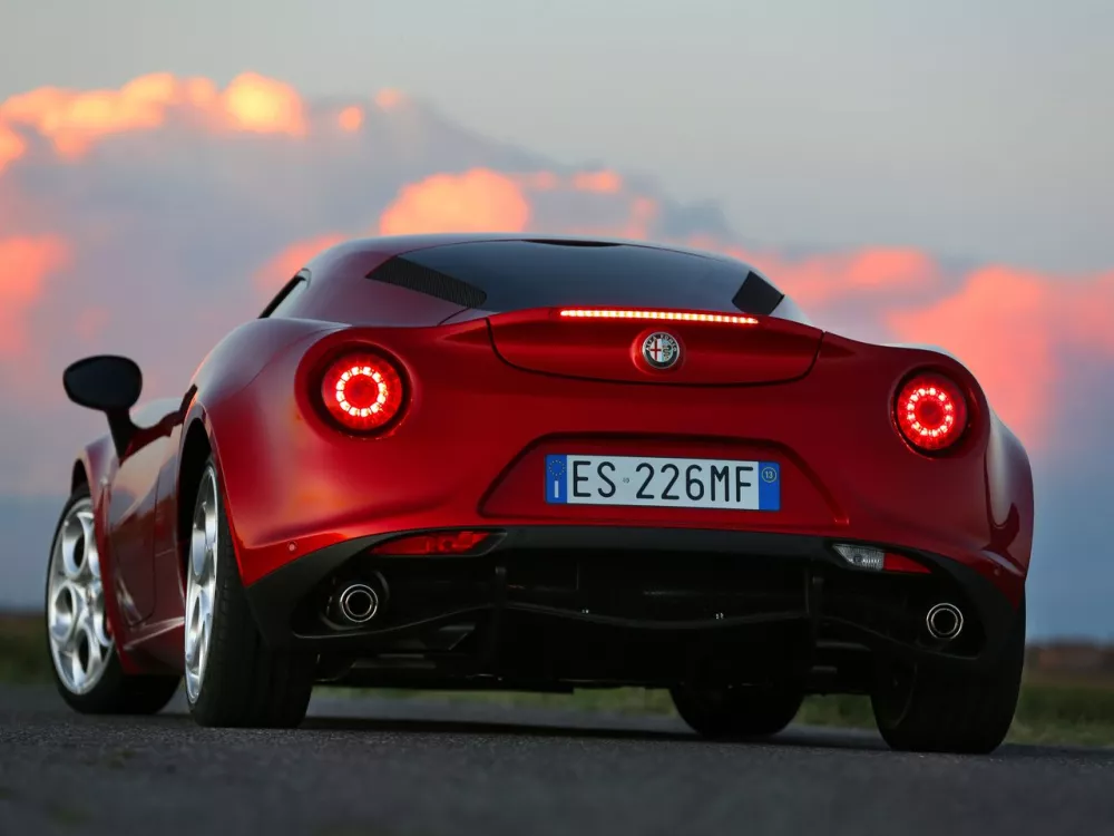 Автомобиль Alfa Romeo 4C Купе