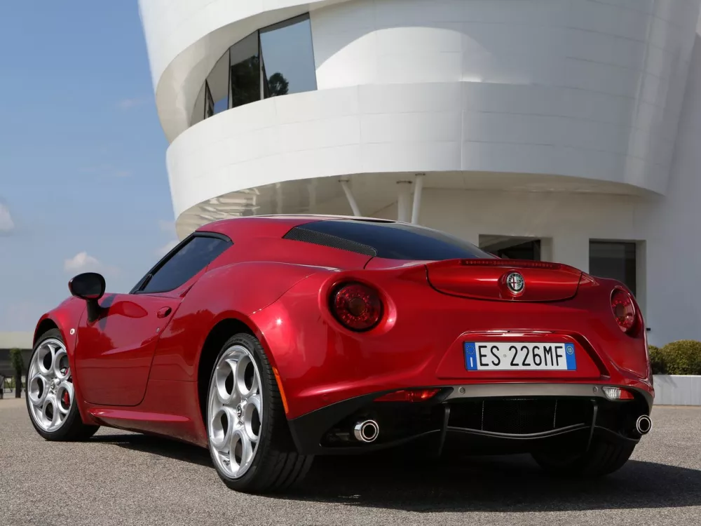 Автомобиль Alfa Romeo 4C Купе