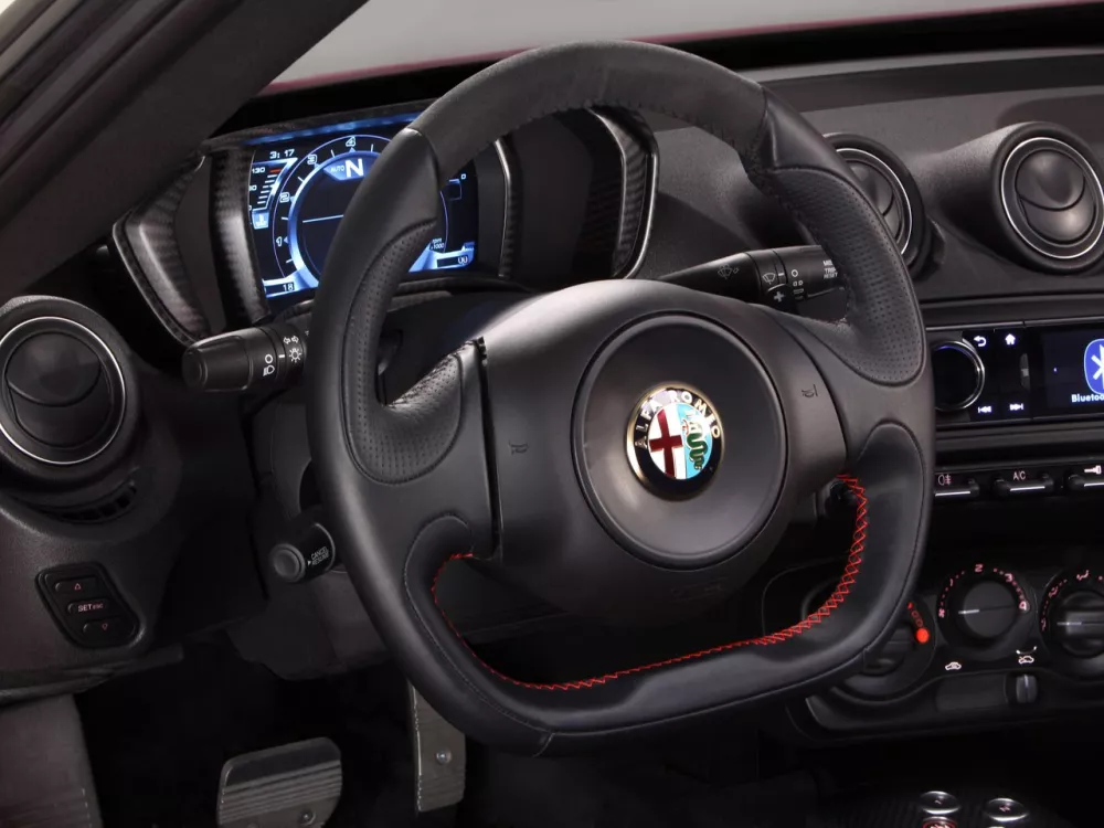 Автомобиль Alfa Romeo 4C Купе
