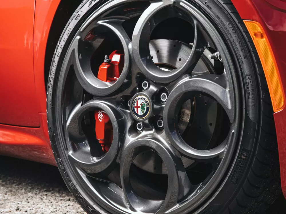 Автомобиль Alfa Romeo 4C Купе