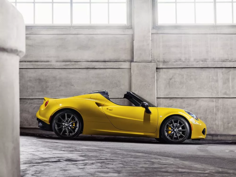 Автомобиль Alfa Romeo 4C Тарга Spyder