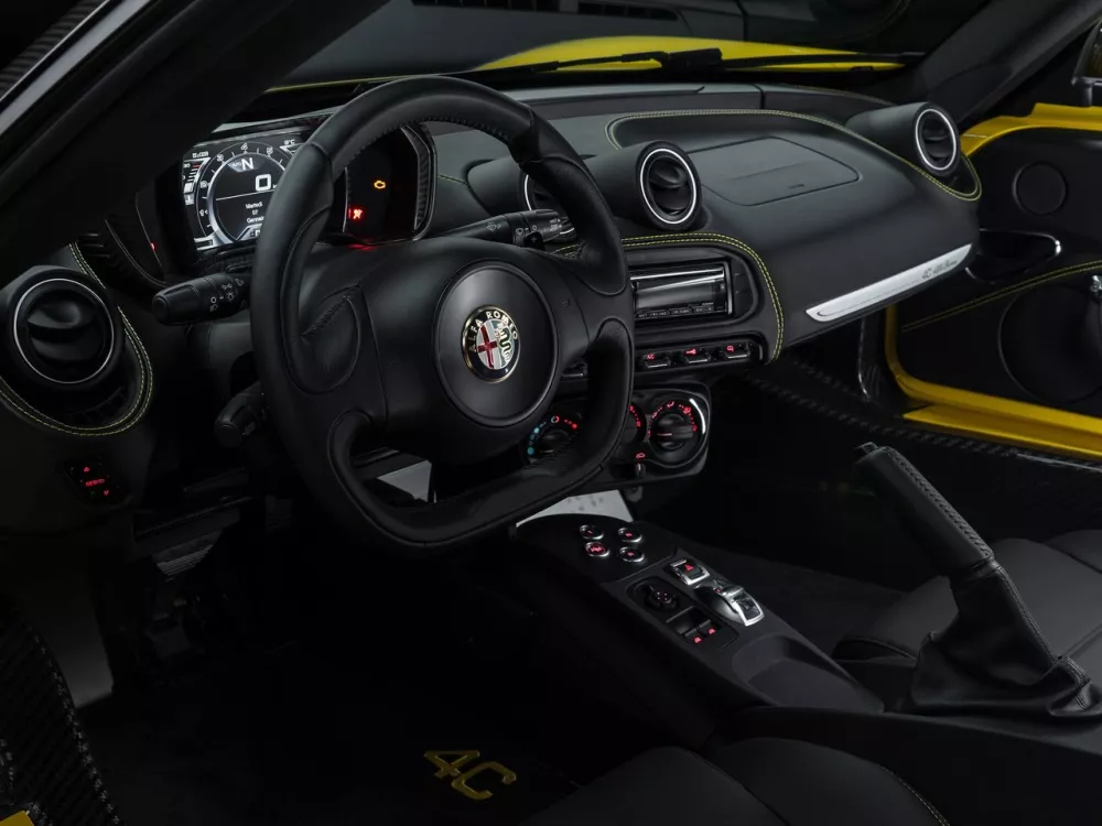 Автомобиль Alfa Romeo 4C Тарга Spyder