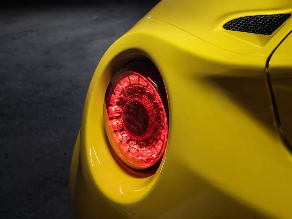 Автомобиль Alfa Romeo 4C Тарга Spyder