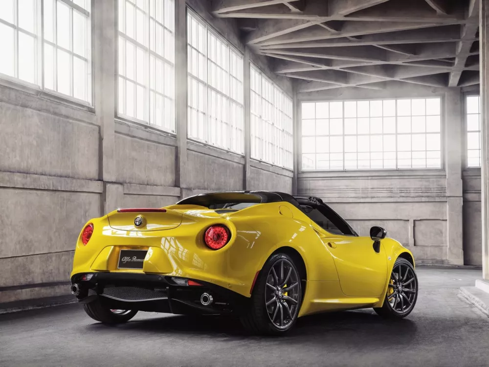 Автомобиль Alfa Romeo 4C Тарга Spyder