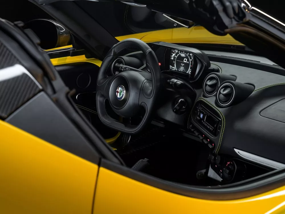 Автомобиль Alfa Romeo 4C Тарга Spyder