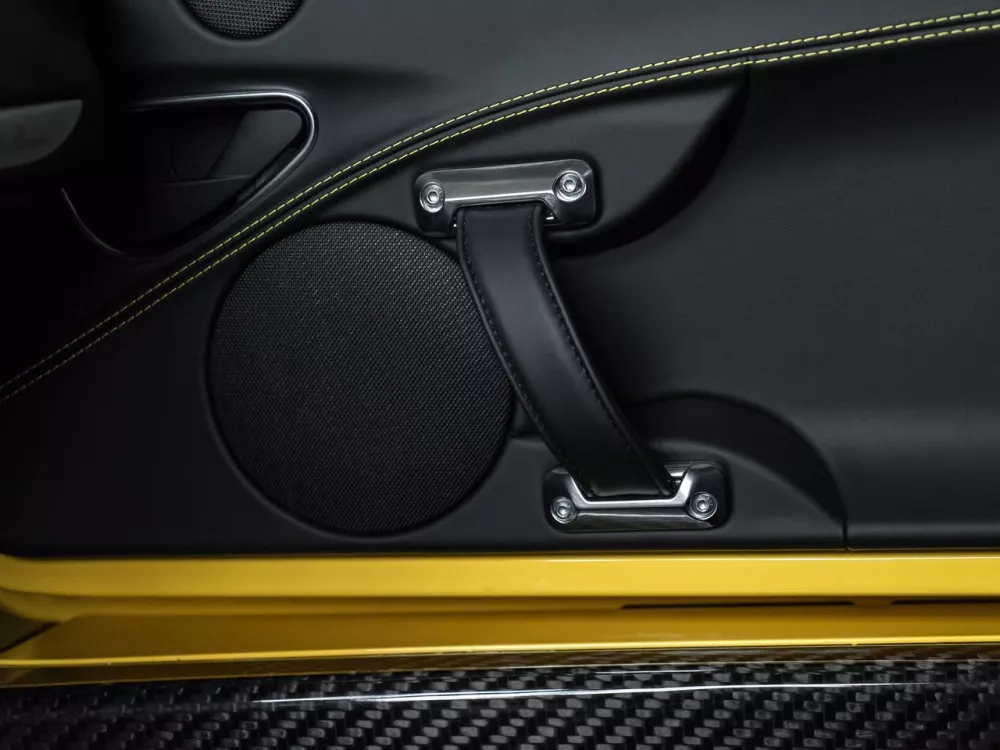 Автомобиль Alfa Romeo 4C Тарга Spyder