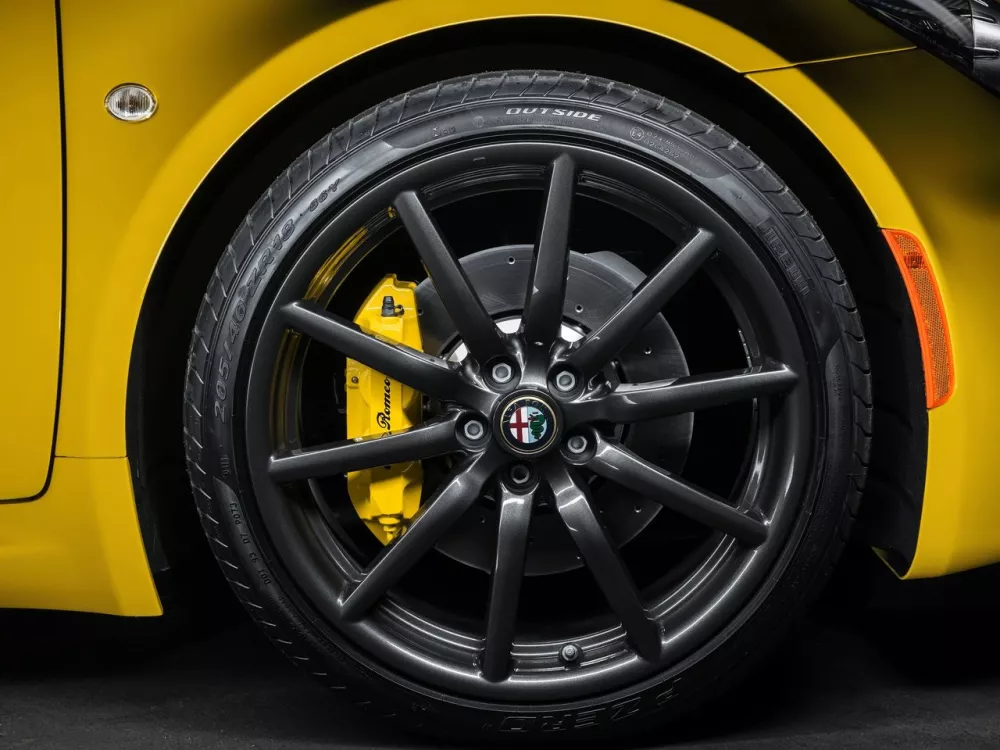 Автомобиль Alfa Romeo 4C Тарга Spyder