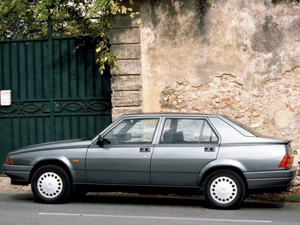 Автомобиль Alfa Romeo 75 I Рестайлинг Седан