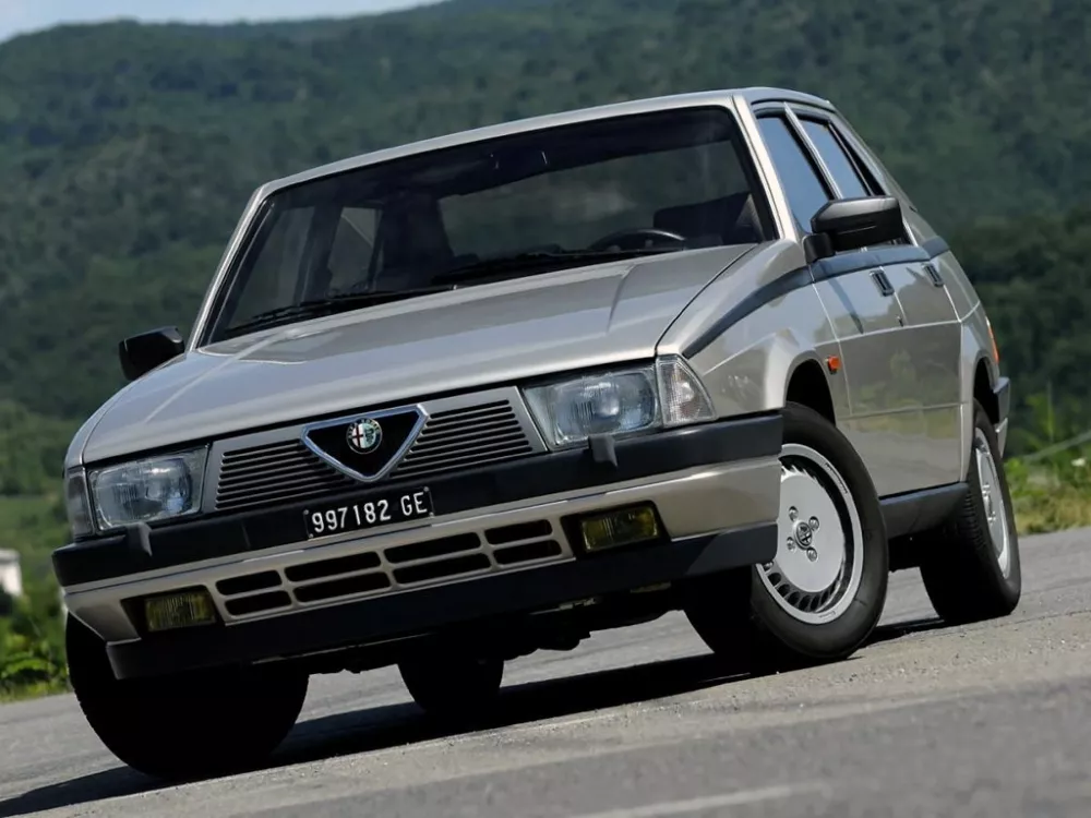 Автомобиль Alfa Romeo 75 I Седан