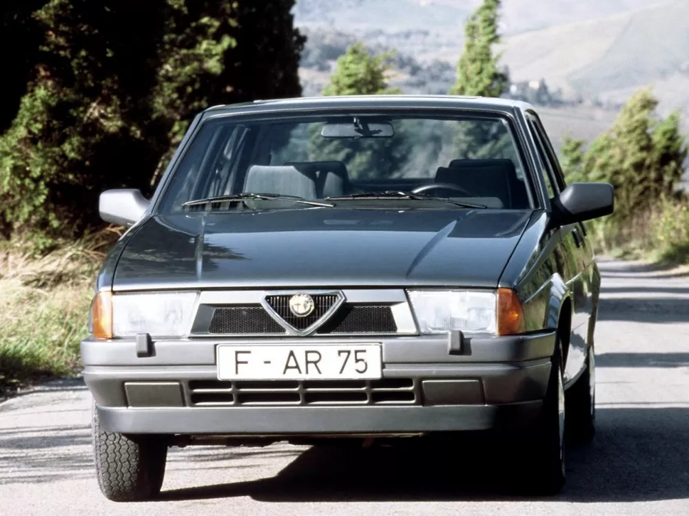 Автомобиль Alfa Romeo 75 I Рестайлинг Седан