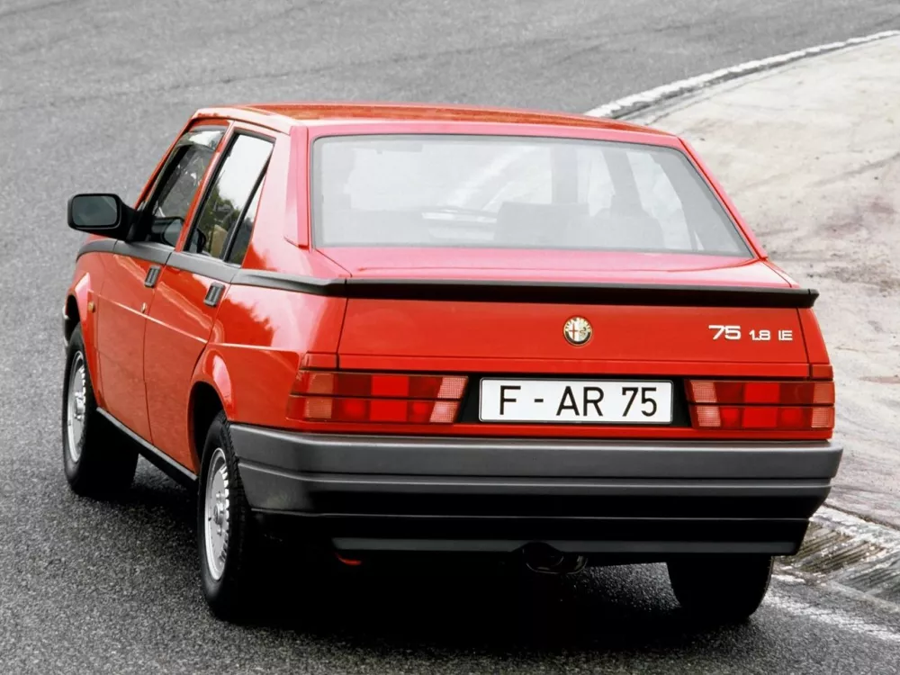 Автомобиль Alfa Romeo 75 I Рестайлинг Седан