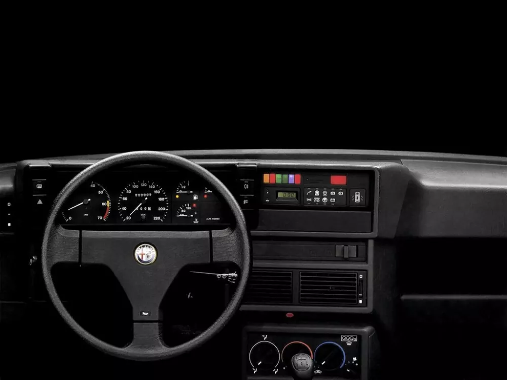 Автомобиль Alfa Romeo 75 I Рестайлинг Седан