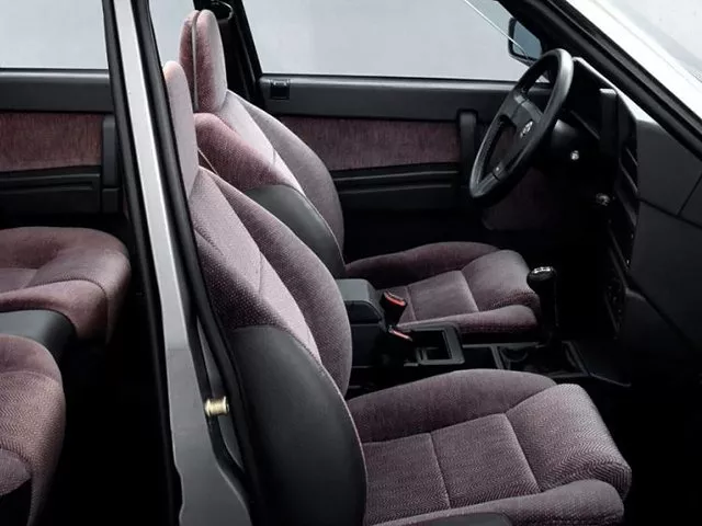 Автомобиль Alfa Romeo 75 I Рестайлинг Седан