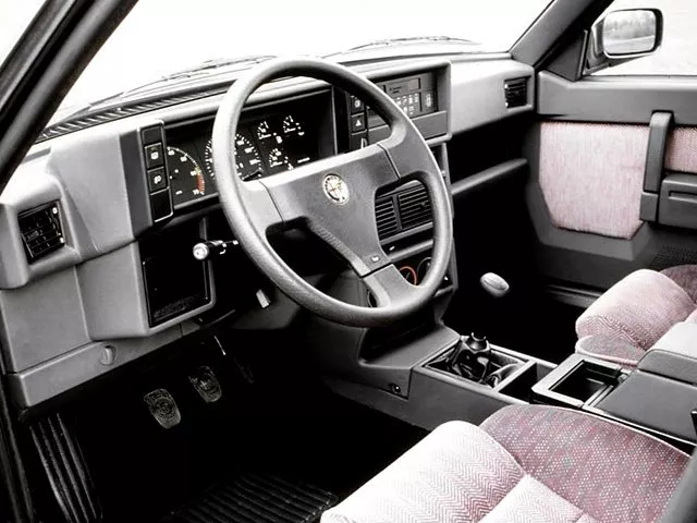 Автомобиль Alfa Romeo 75 I Рестайлинг Седан