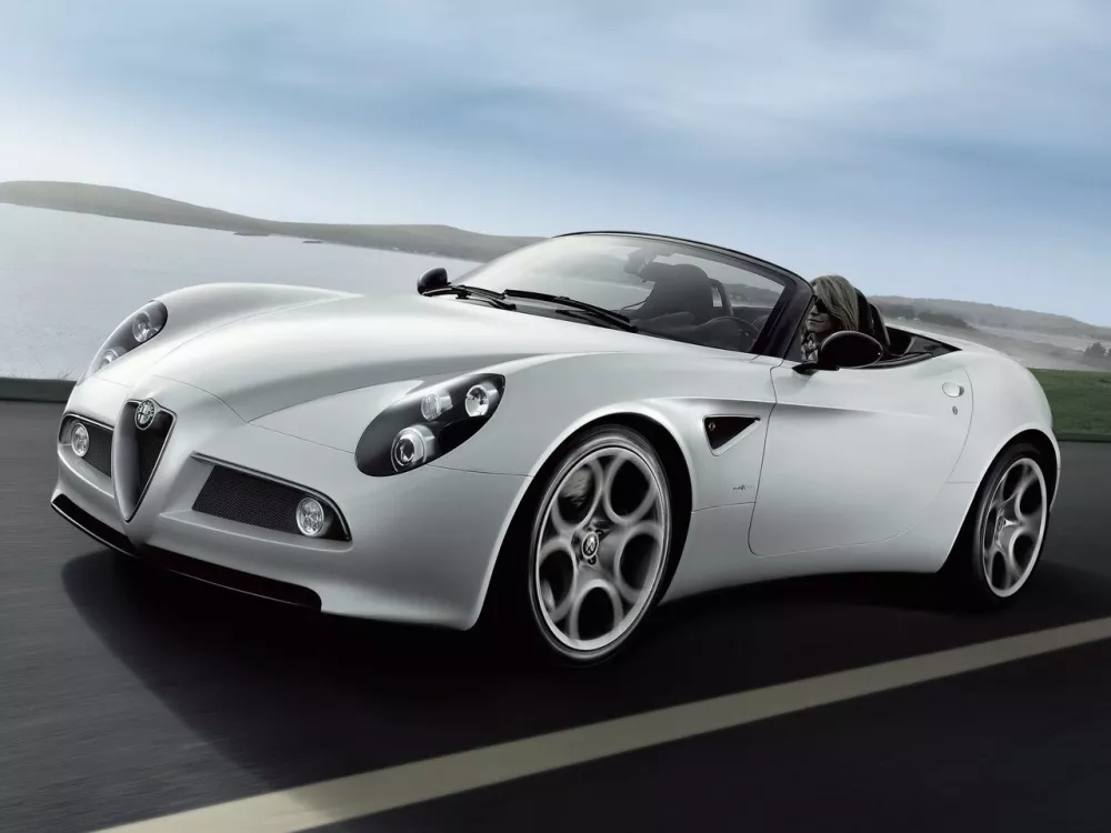 Автомобиль Alfa Romeo 8C Competizione Родстер