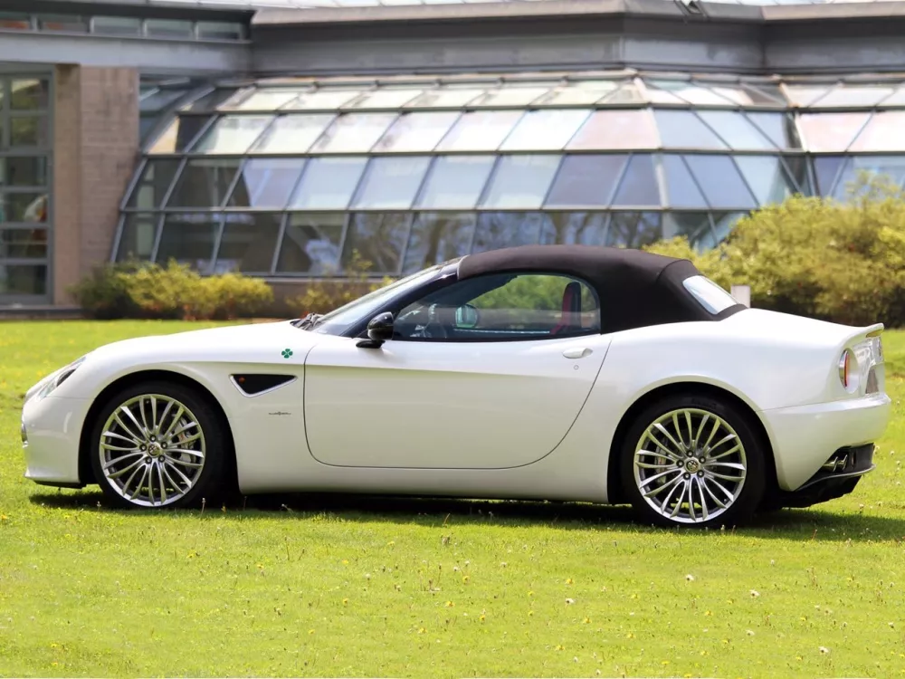 Автомобиль Alfa Romeo 8C Competizione Родстер