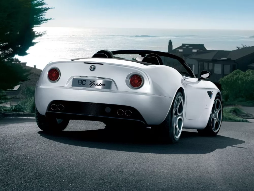 Автомобиль Alfa Romeo 8C Competizione Родстер