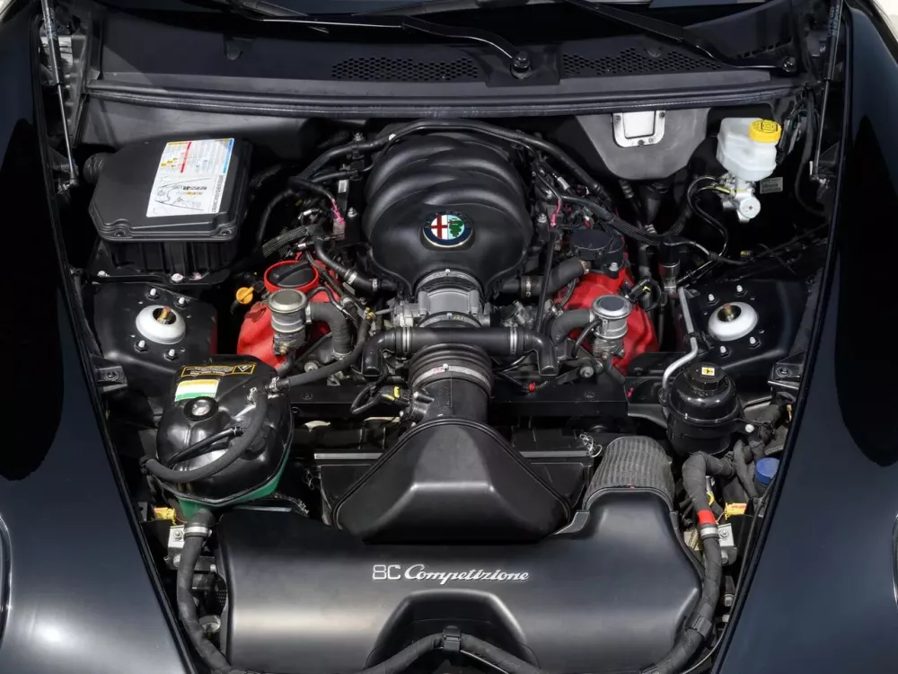Автомобиль Alfa Romeo 8C Competizione Родстер