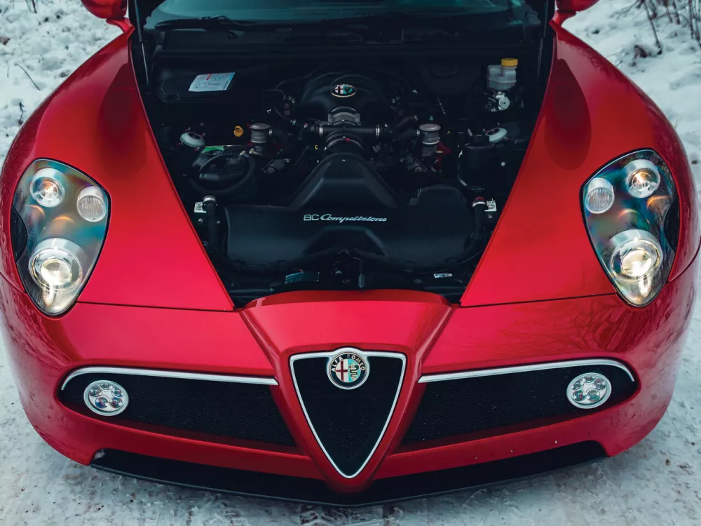 Автомобиль Alfa Romeo 8C Competizione Родстер