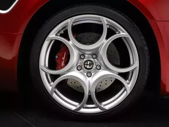 Автомобиль Alfa Romeo 8C Competizione Родстер