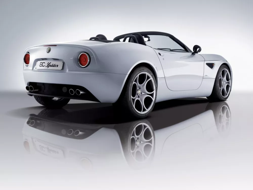 Автомобиль Alfa Romeo 8C Competizione Родстер