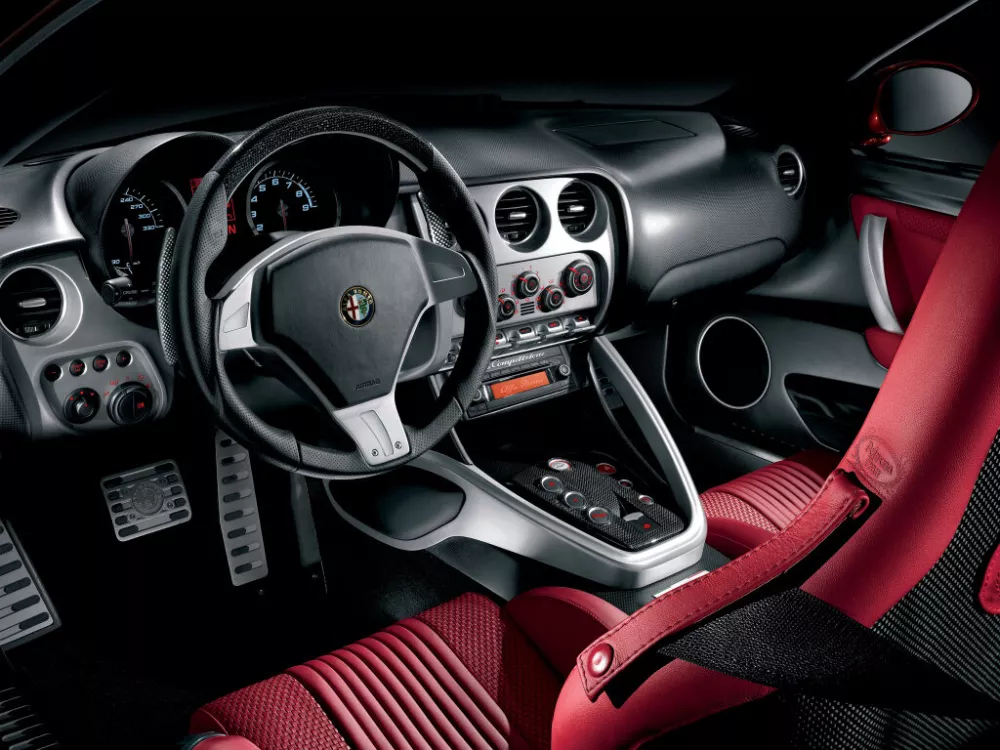 Автомобиль Alfa Romeo 8C Competizione Родстер