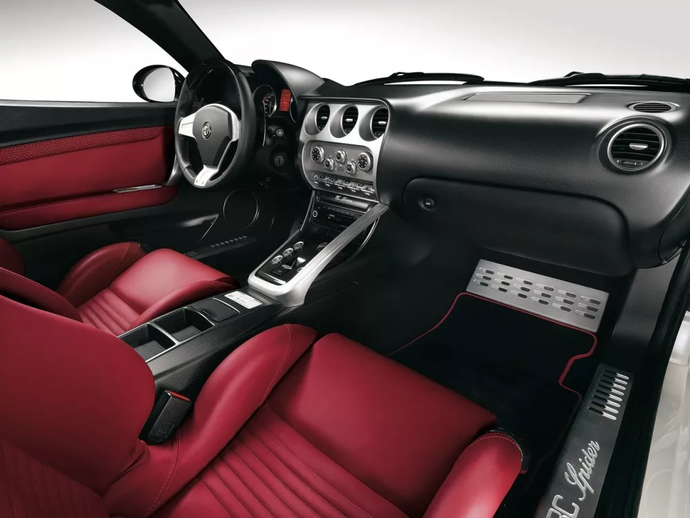 Автомобиль Alfa Romeo 8C Competizione Родстер