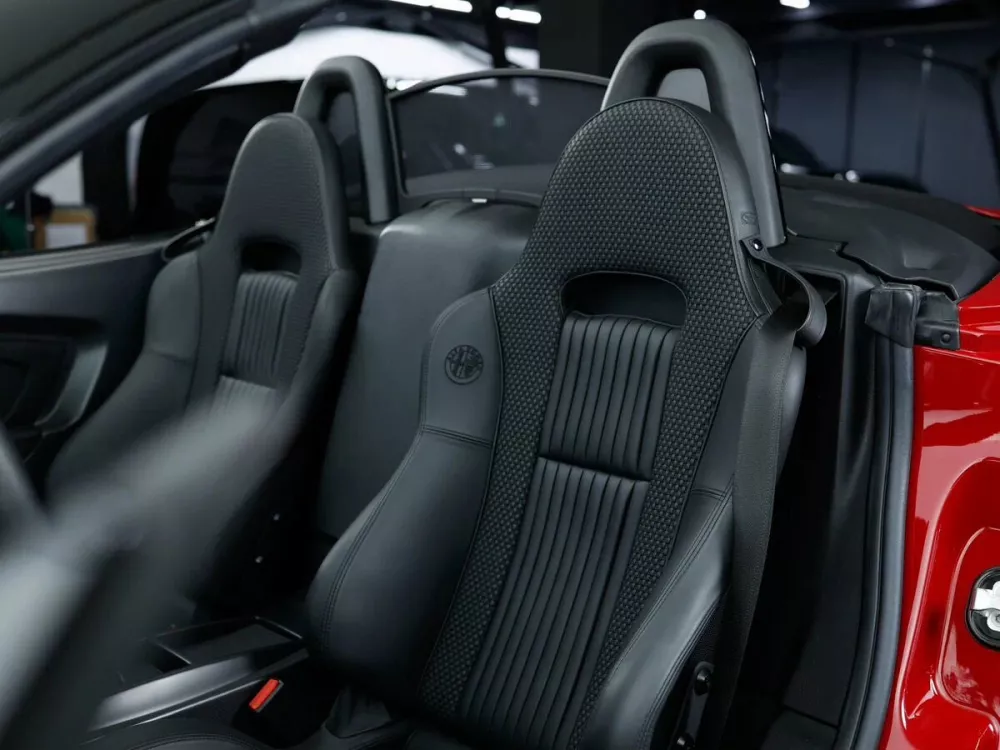 Автомобиль Alfa Romeo 8C Competizione Родстер