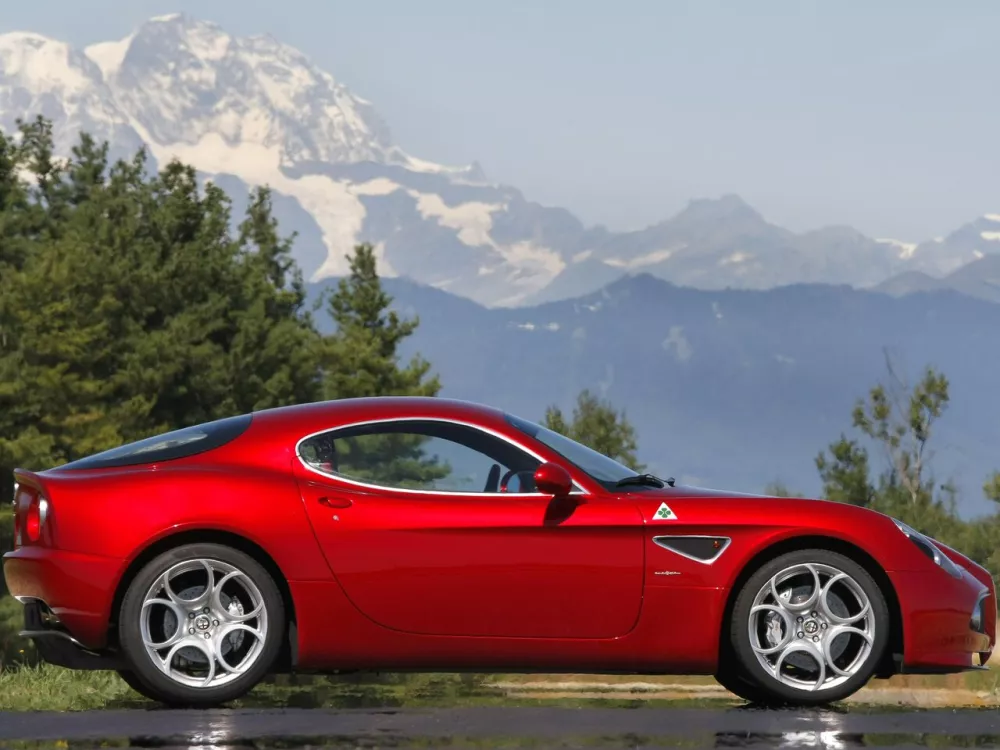 Автомобиль Alfa Romeo 8C Competizione Купе