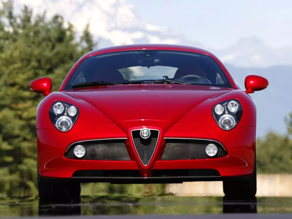 Автомобиль Alfa Romeo 8C Competizione Купе