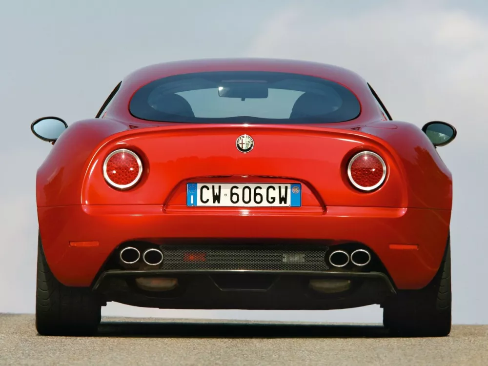 Автомобиль Alfa Romeo 8C Competizione Купе