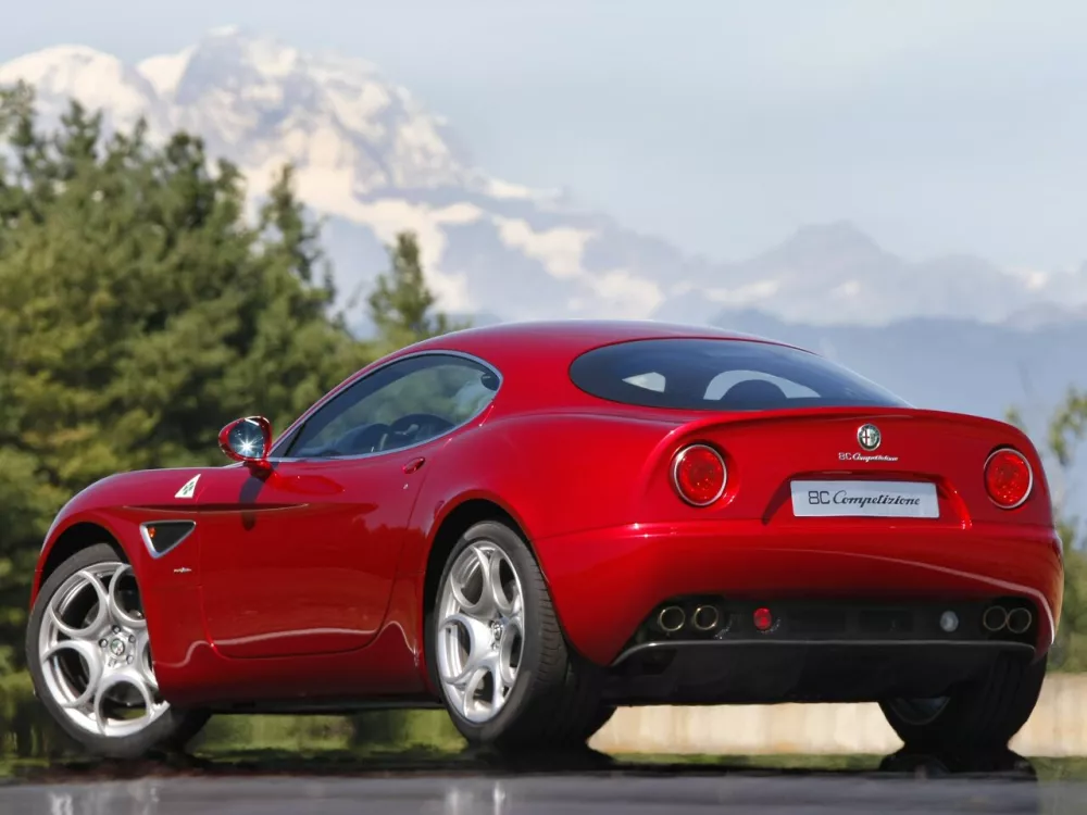 Автомобиль Alfa Romeo 8C Competizione Купе