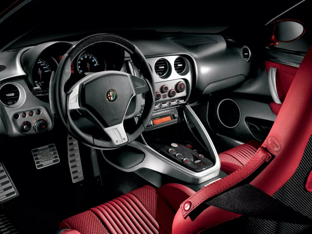 Автомобиль Alfa Romeo 8C Competizione Купе