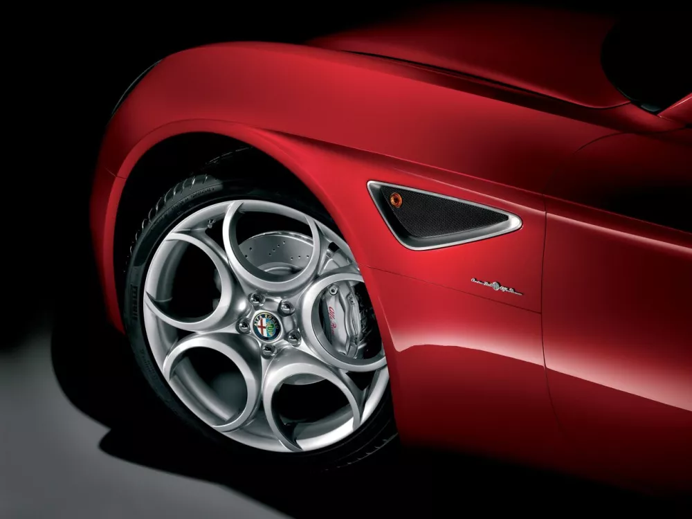 Автомобиль Alfa Romeo 8C Competizione Купе