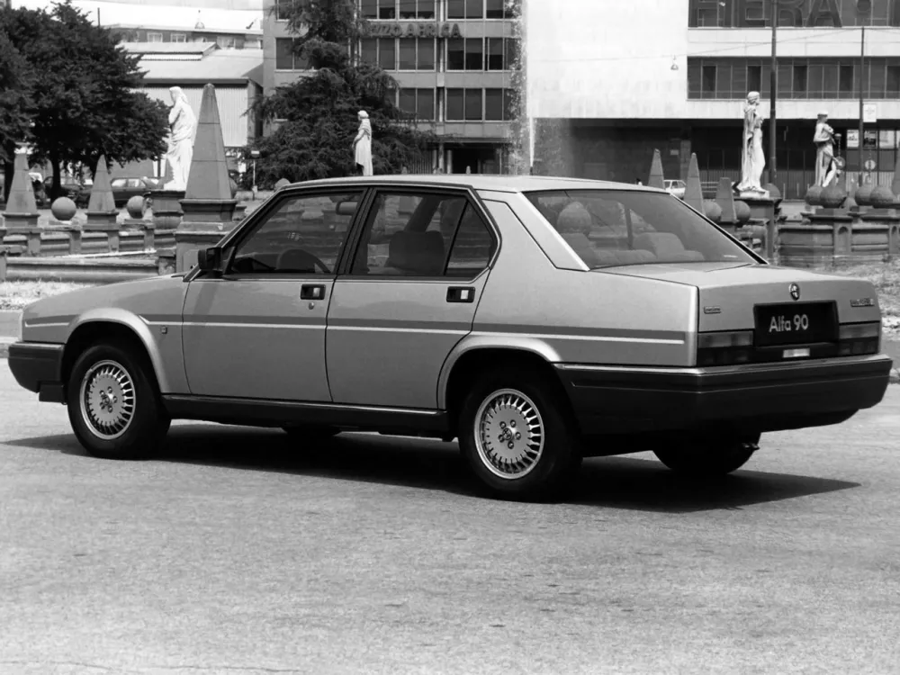 Автомобиль Alfa Romeo 90 Седан