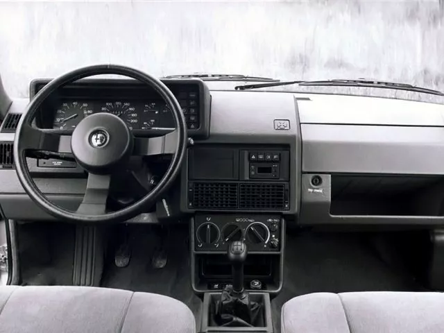 Автомобиль Alfa Romeo 90 Седан