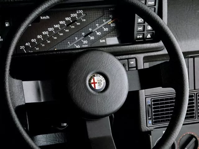 Автомобиль Alfa Romeo 90 Седан