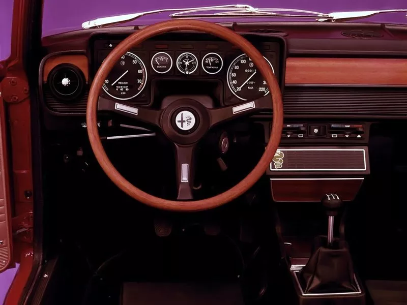 Автомобиль Alfa Romeo Alfetta Седан