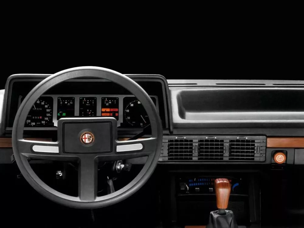 Автомобиль Alfa Romeo 6 Седан
