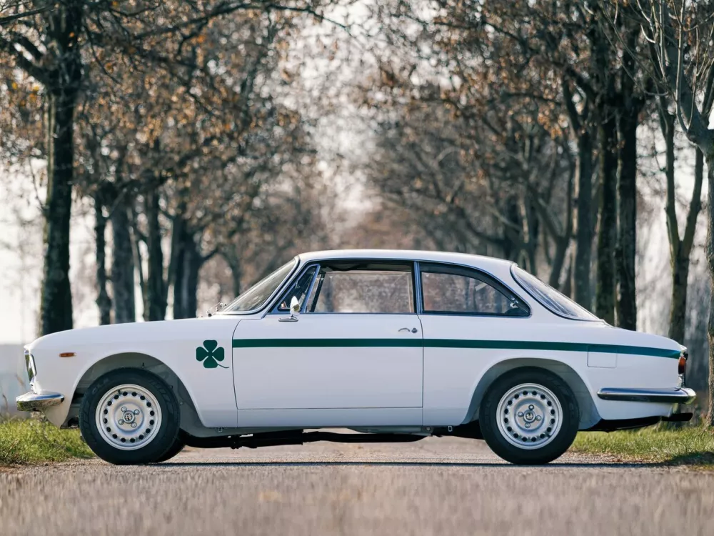 Автомобиль Alfa Romeo GTA Coupe Купе